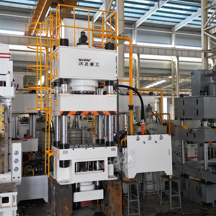 800噸三梁四柱液壓機(jī) 800噸三梁四柱液壓機(jī)