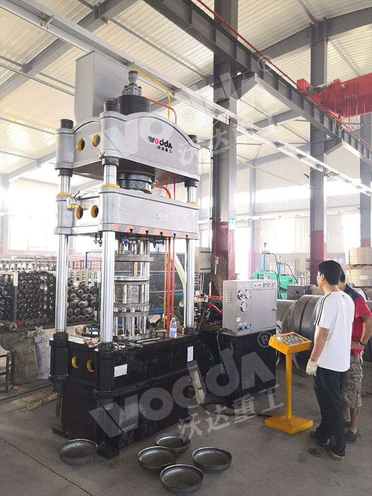 200噸煤氣罐封頭液壓機(jī)(圖1).jpg 200噸煤氣罐封頭液壓機(jī)(圖1).jpg