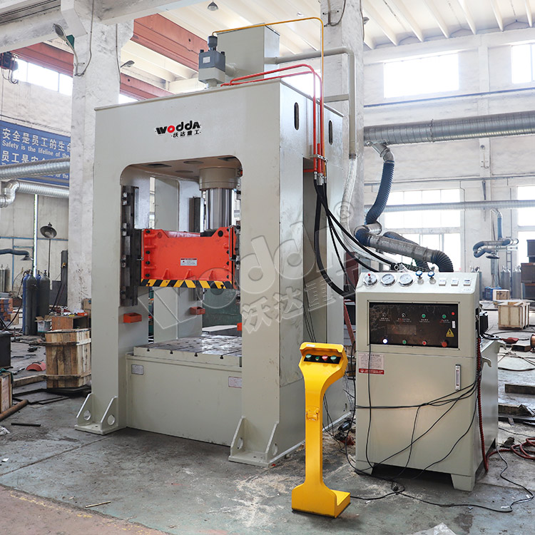 200噸框架式液壓機車間實拍 200噸框架式液壓機車間實拍