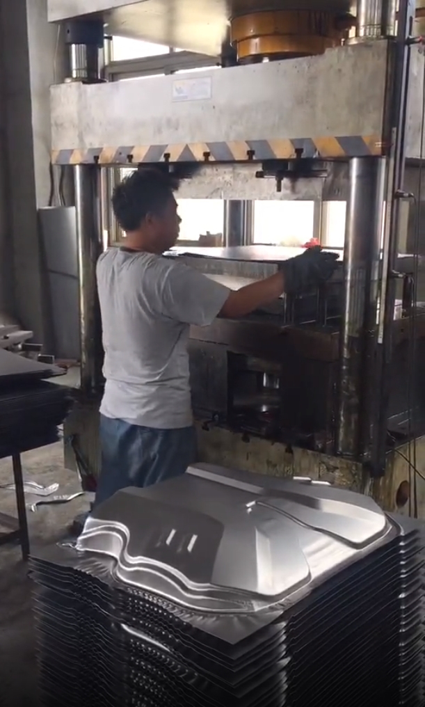 500噸電車(chē)擋風(fēng)板成型液壓機(jī)客戶(hù)現(xiàn)場(chǎng)