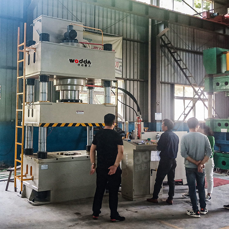 不銹鋼水箱板拉伸液壓機(jī)客戶(hù)現(xiàn)場(chǎng)