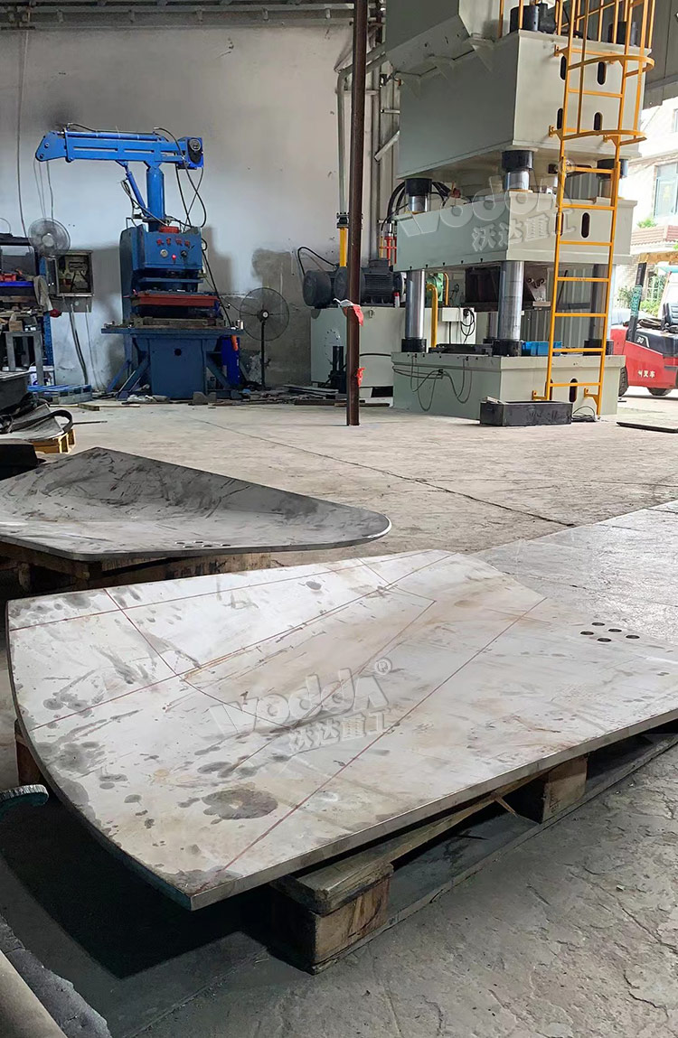 1000噸三梁四柱液壓機加工攪拌器槳葉現(xiàn)場 1000噸三梁四柱液壓機加工攪拌器槳葉現(xiàn)場